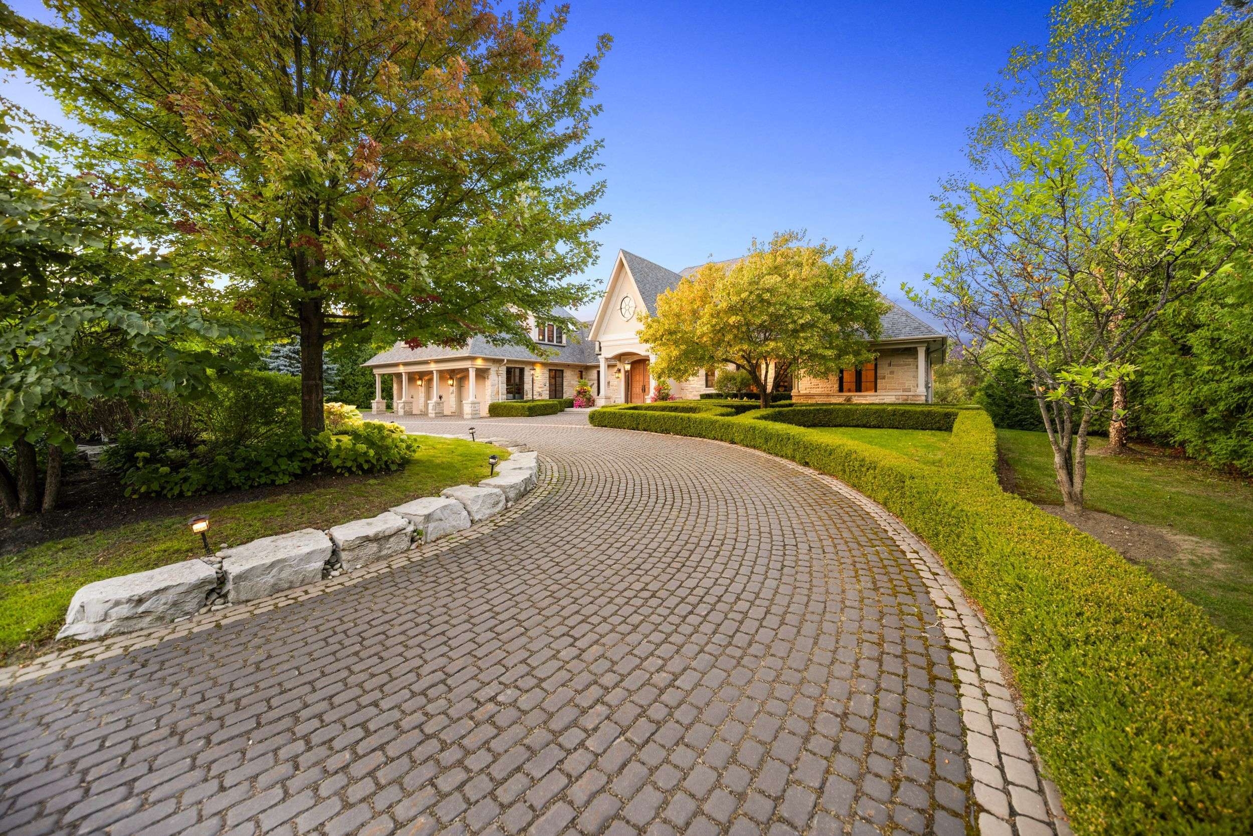 King, ON L7B 1E7,111 Manitou DR