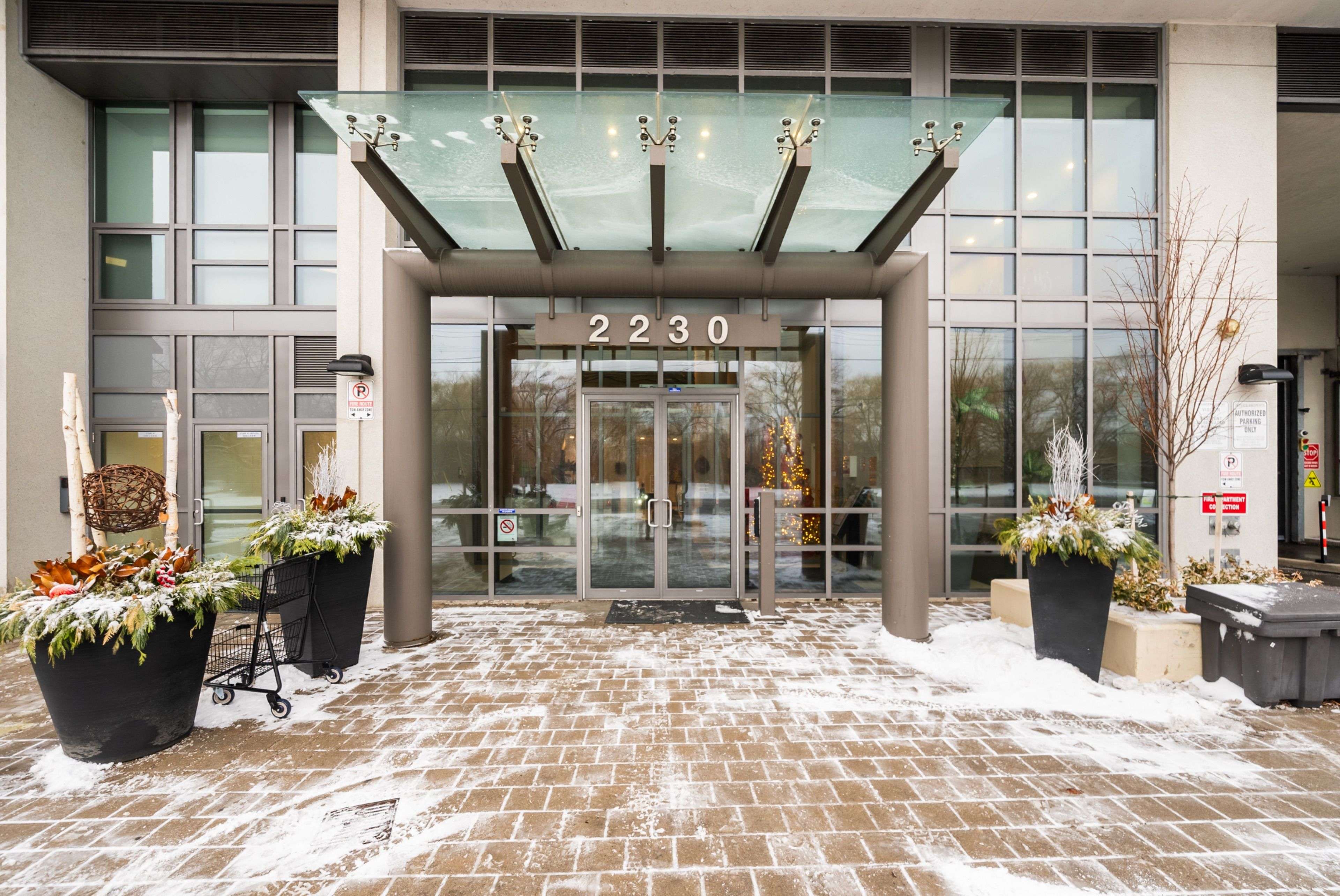 Toronto W06, ON M8V 0B2,2230 Lake Shore BLVD W #2008