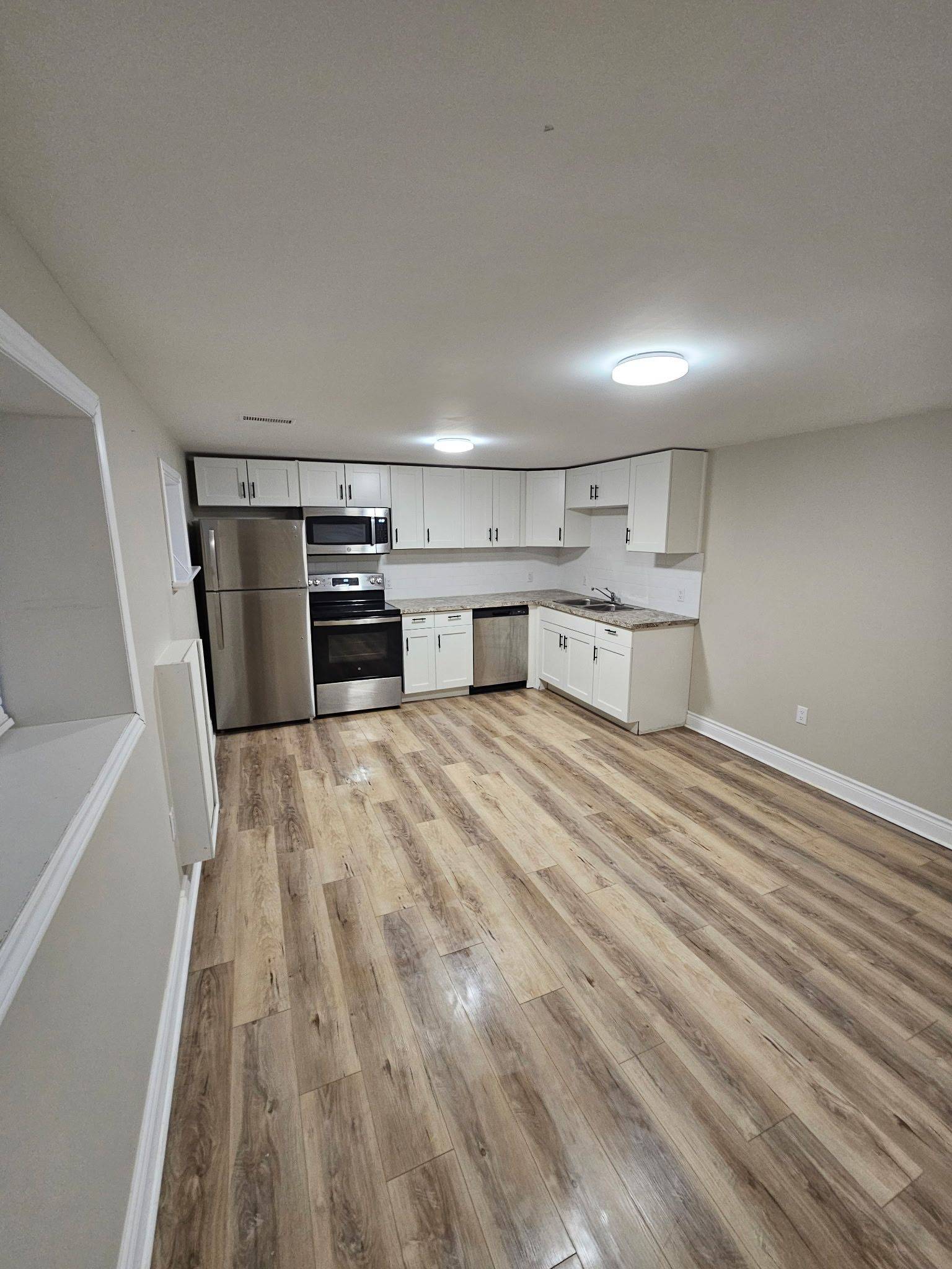 Welland, ON L3C 3K2,539 Woodlawn RD #2