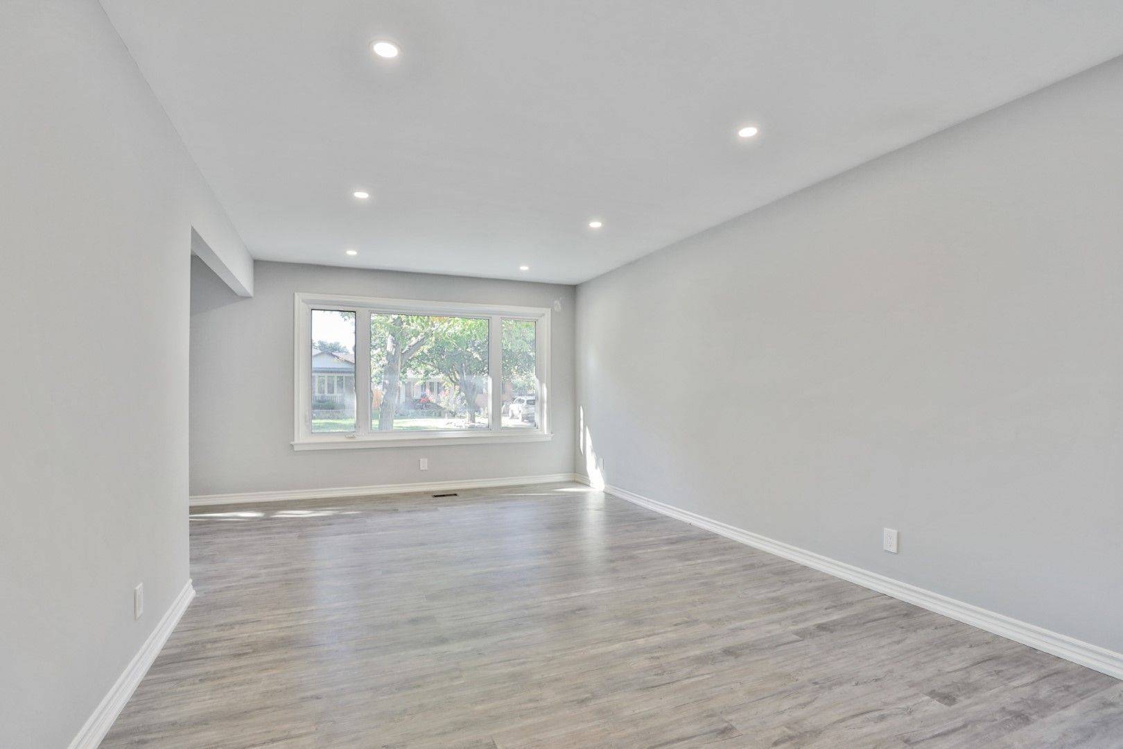 Hamilton, ON L8T 4E9,275 Southwood DR