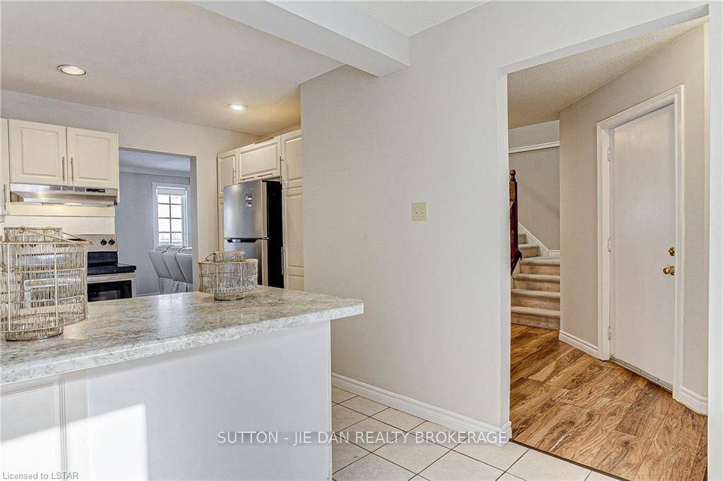 London North, ON N6G 4Y5,340 AMBLESIDE DR #34