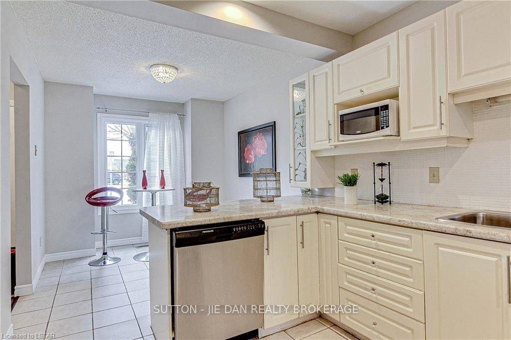 London North, ON N6G 4Y5,340 AMBLESIDE DR #34