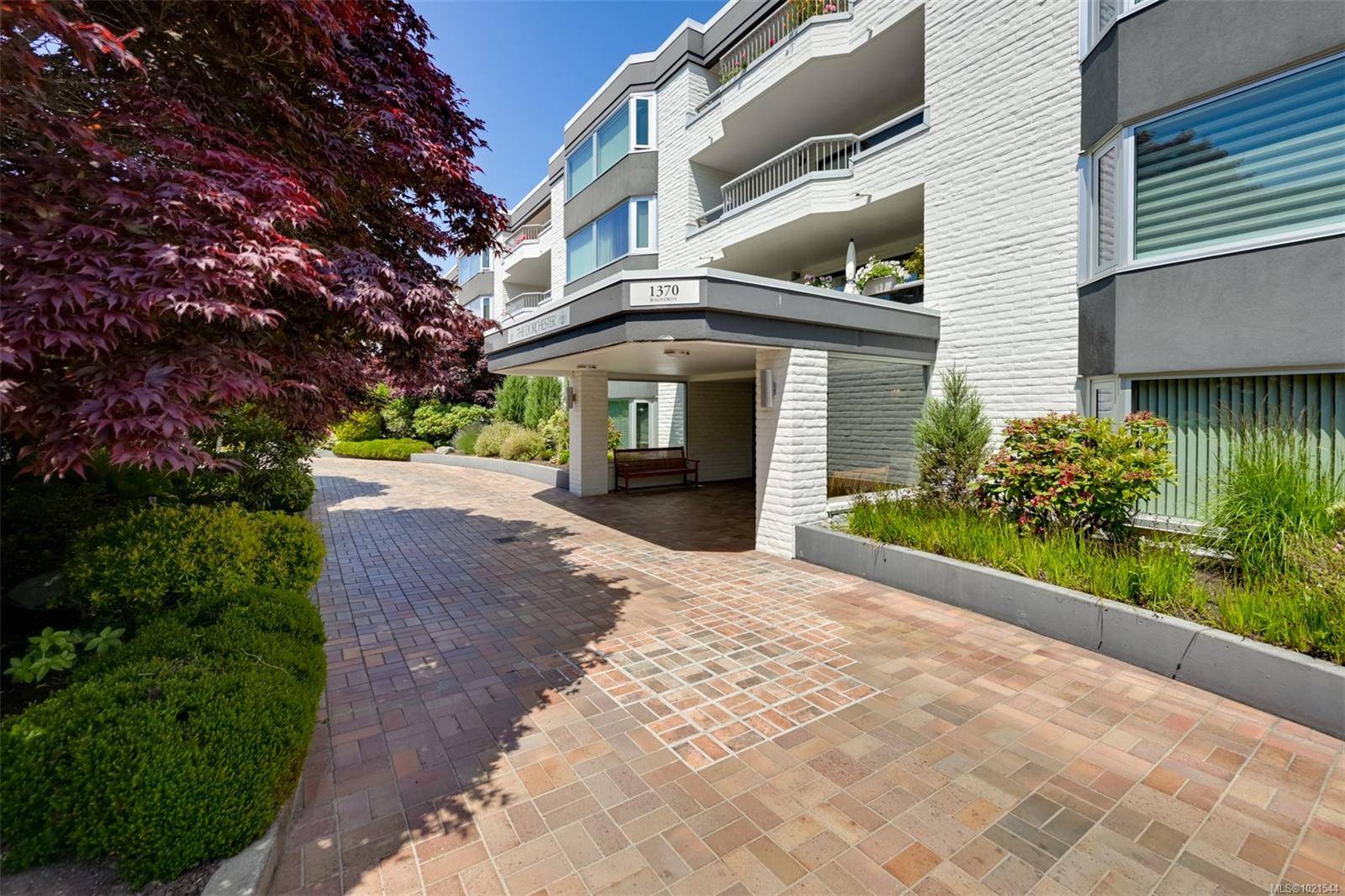 Oak Bay, BC V8S 2N6,1370 Beach Dr #409