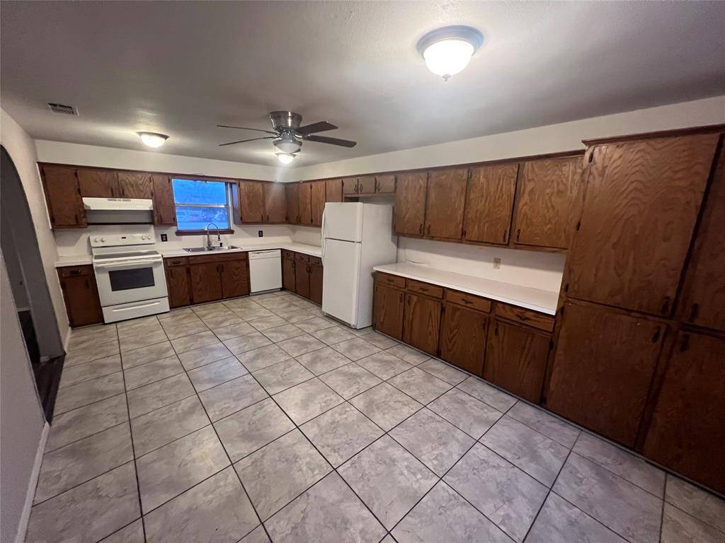 Leonard, TX 75452,408 E Fannin Street