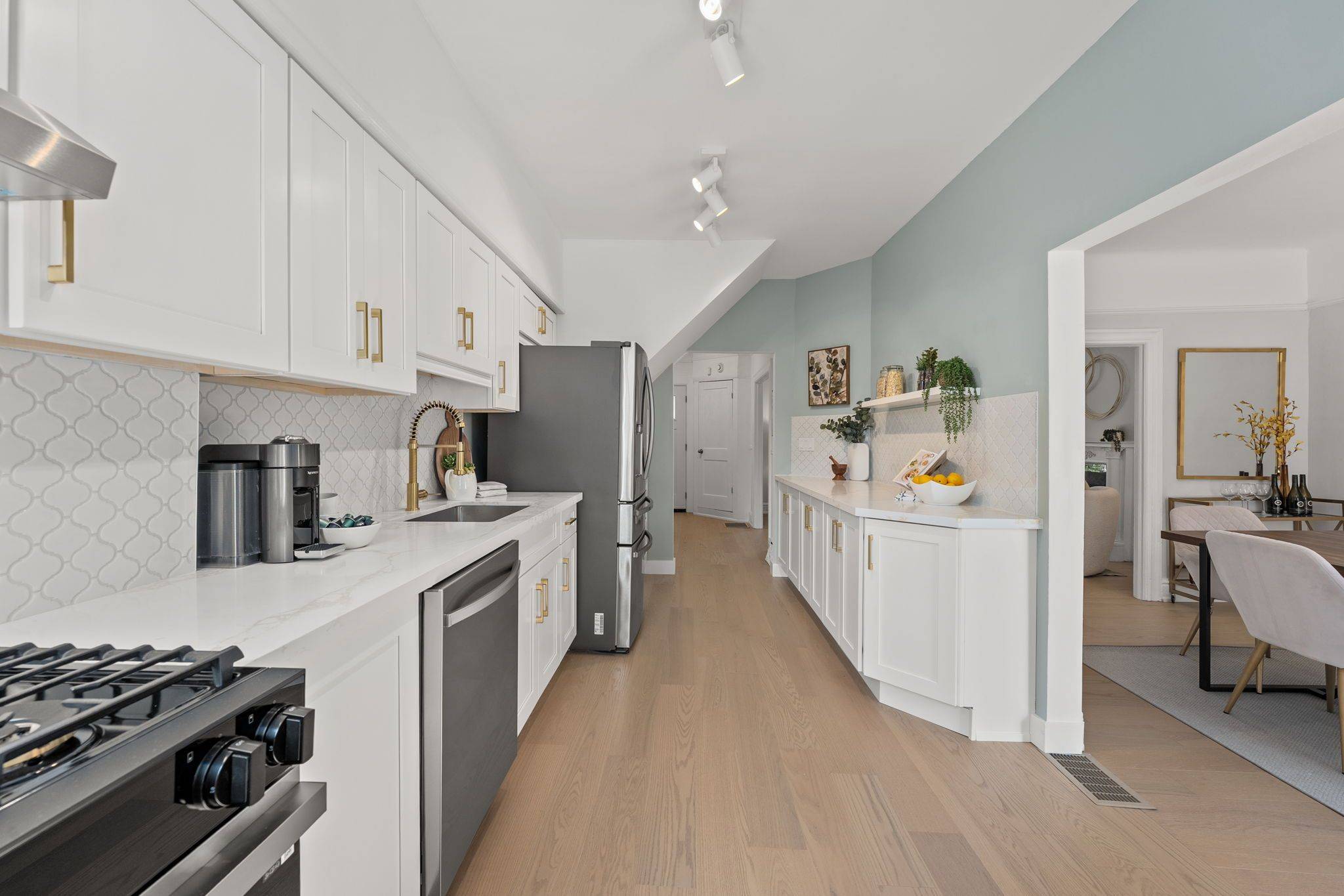 Toronto C01, ON M6J 2S4,29 Grace ST