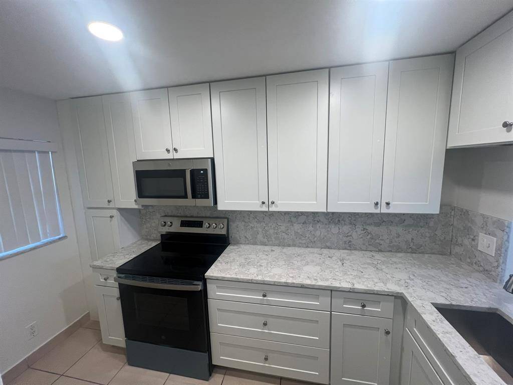 Davie, FL 33324,9430 Poinciana Pl #415