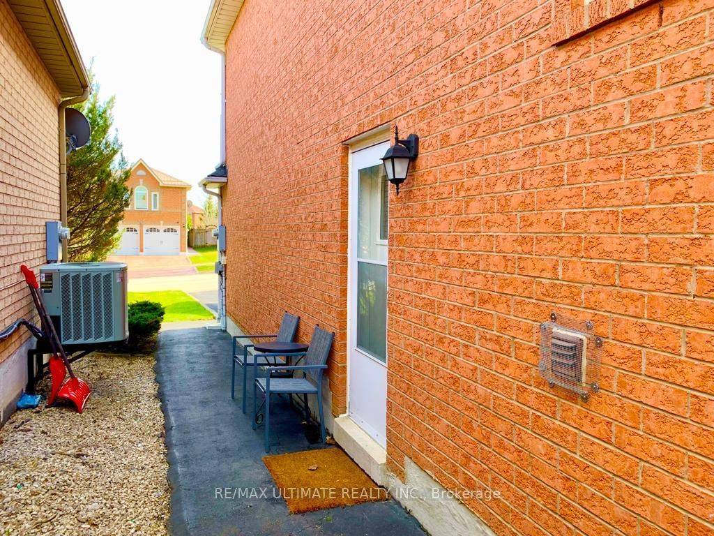 Bradford West Gwillimbury, ON L3Z 3A2,66 Depeuter CRES #Bsmt