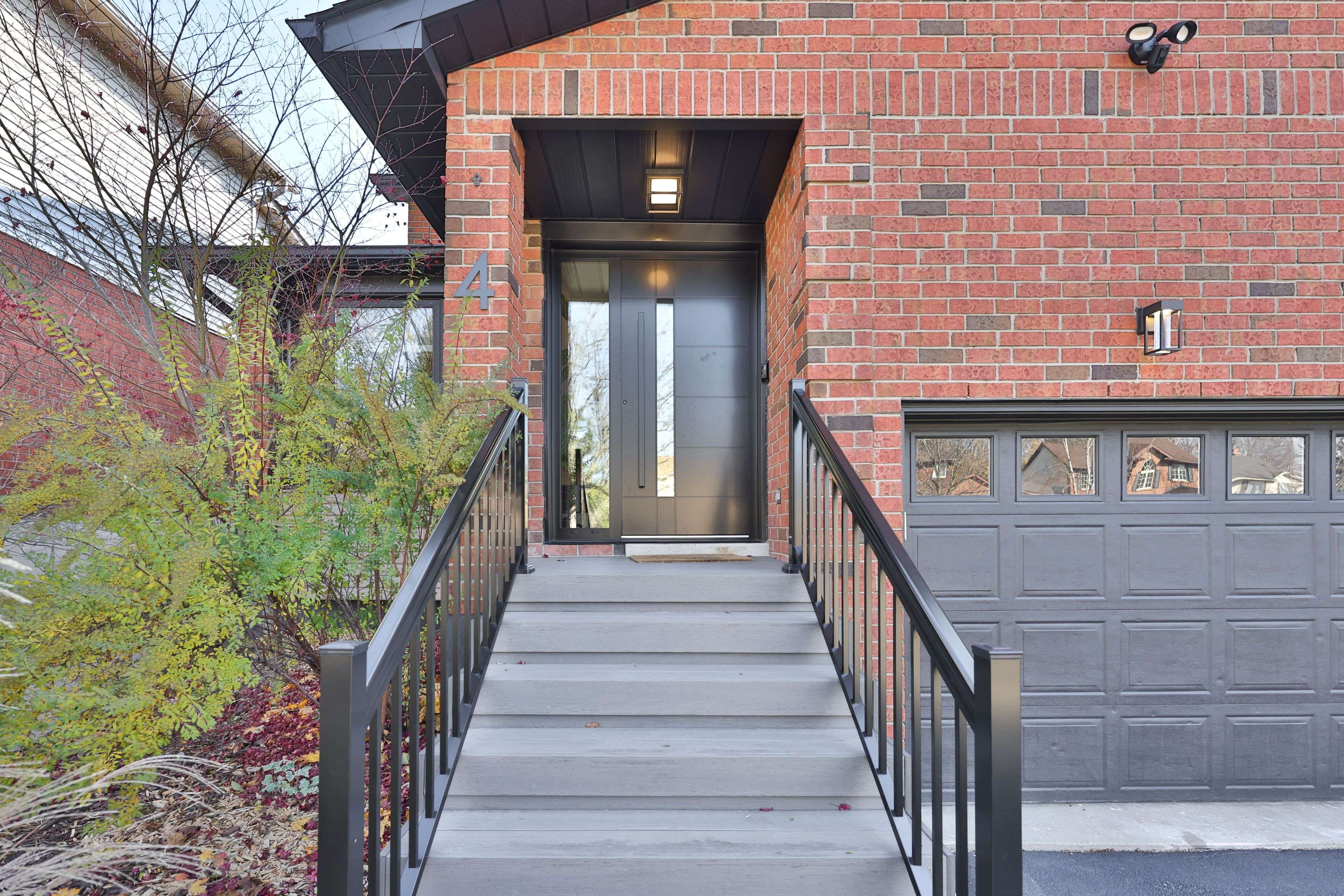 Hamilton, ON L8B 0C8,4 Fenton DR