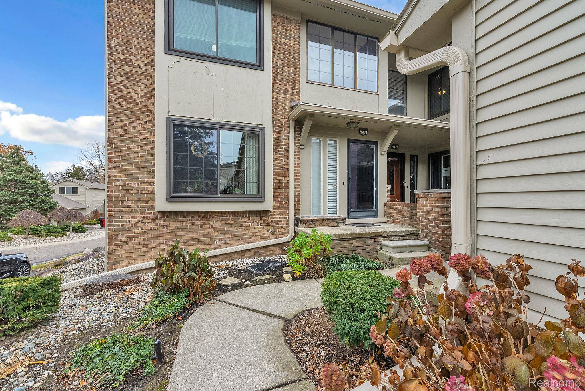 West Bloomfield, MI 48322,7258 Creeks Bend CT