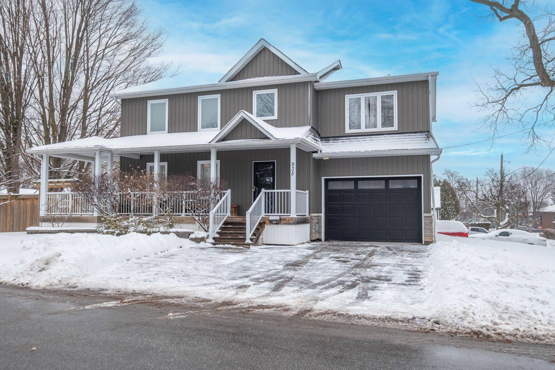 Whitby, ON L1N 4X4,935 Centre ST S