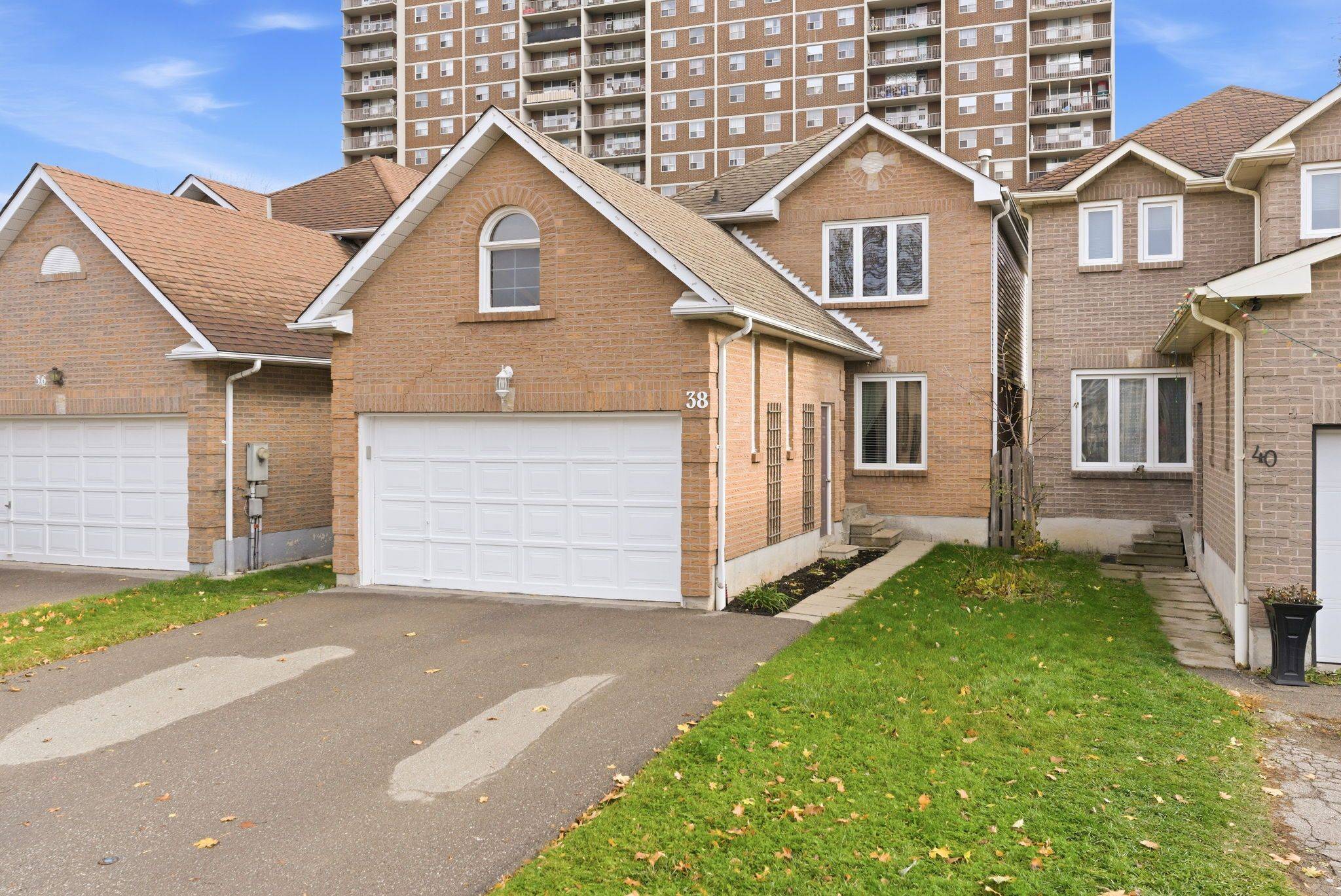 Whitby, ON L1P 1L1,38 Bluebell CRES