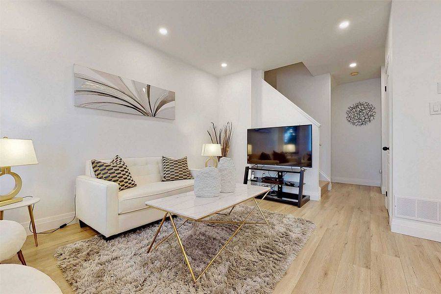 Vaughan, ON L4J 7Y9,735 New Westminster DR #2