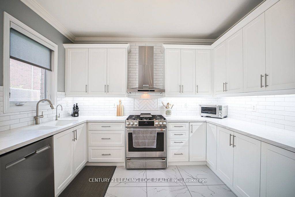 Aurora, ON L4G 0E9,204 Ivy Jay CRES