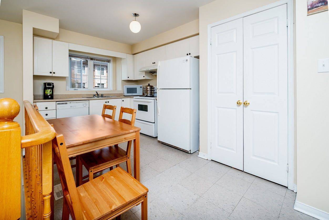 Mississauga, ON L5C 1E1,1128 Dundas ST W #18