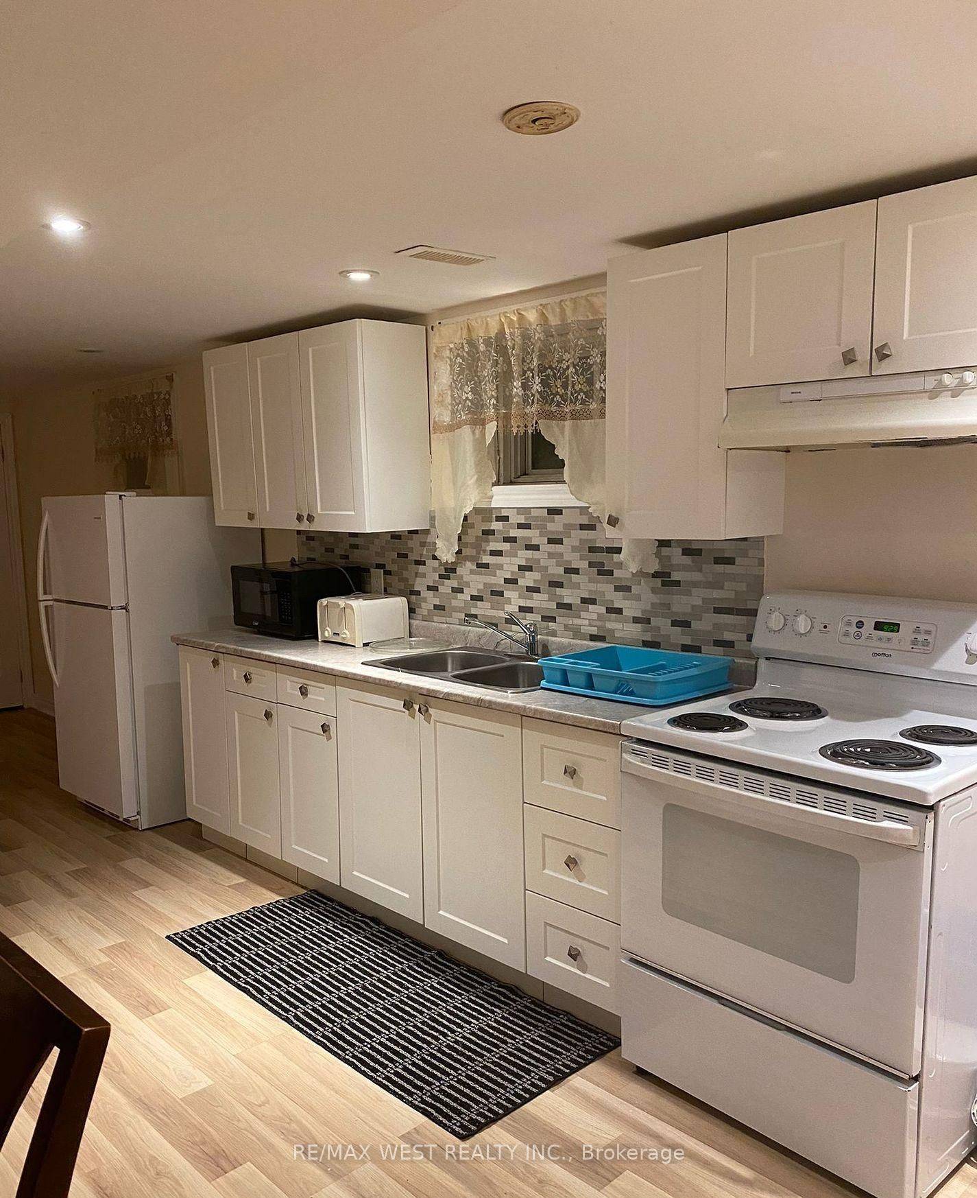 Toronto W04, ON M9N 2C1,18 King George RD