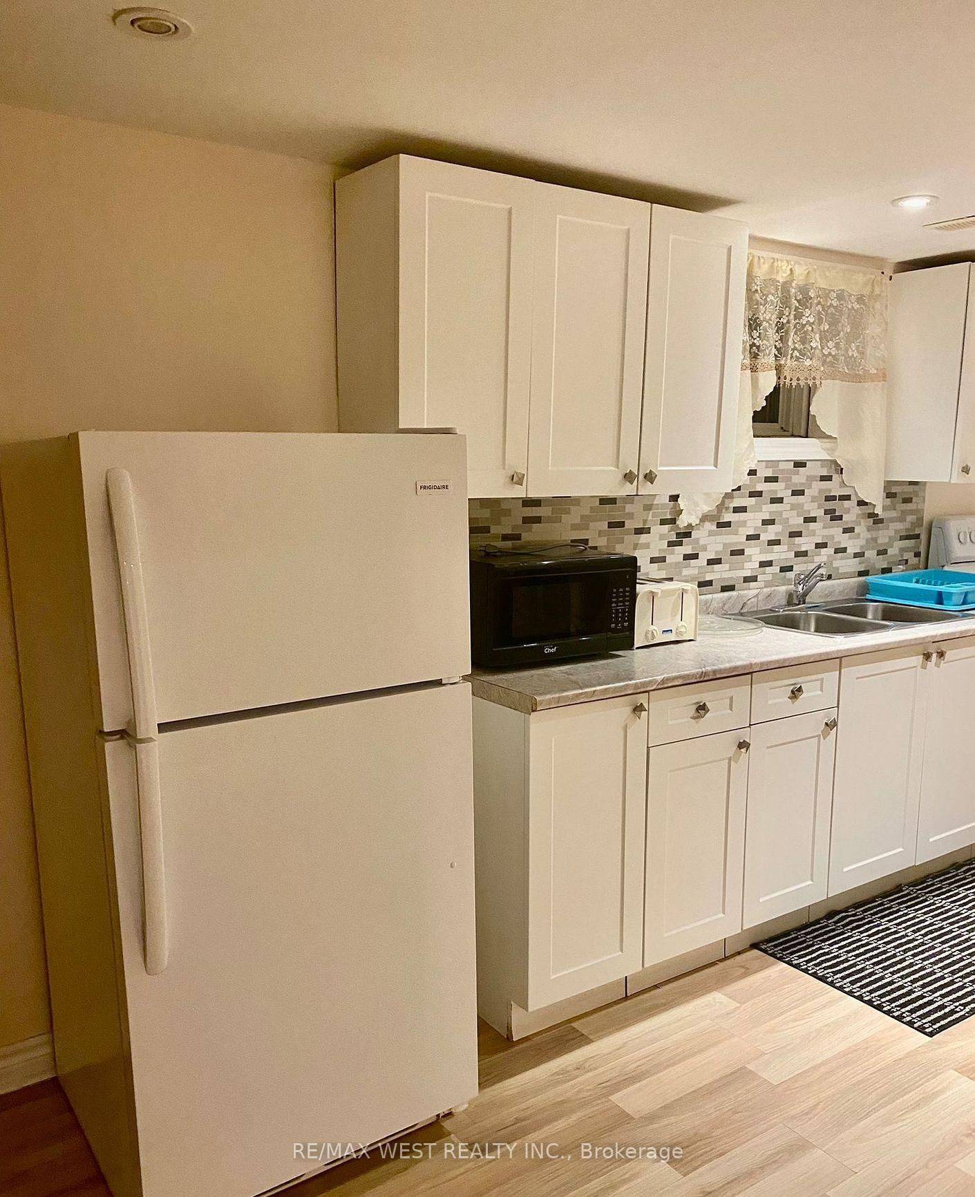 Toronto W04, ON M9N 2C1,18 King George RD