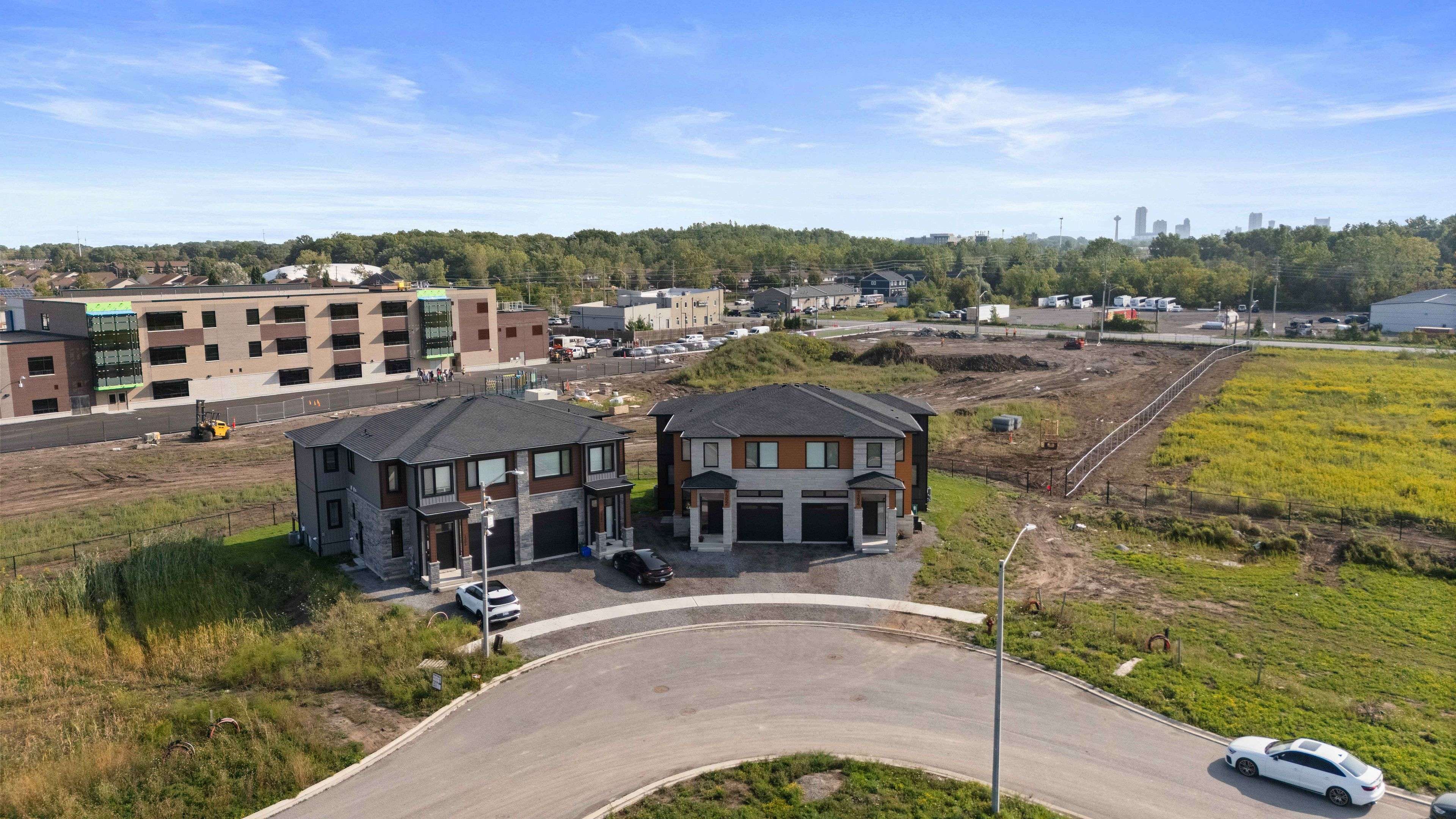 Niagara Falls, ON L2H 3V8,7392 Splendour DR #Upper