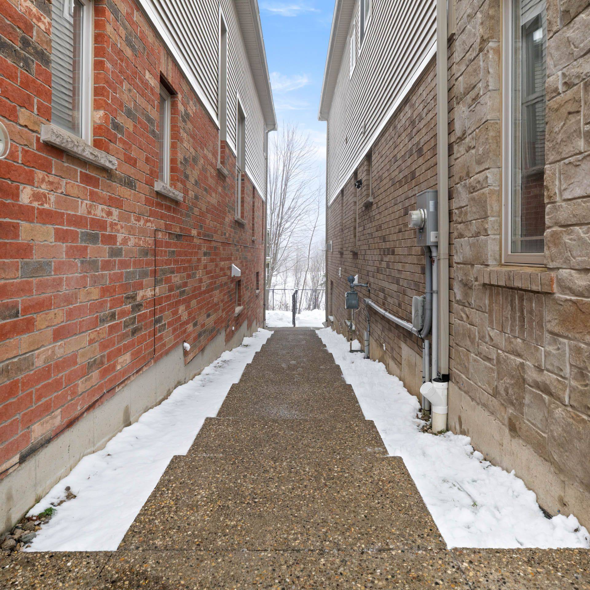 Waterloo, ON N2R 0B2,695 Robert Ferrie DR #LOWER