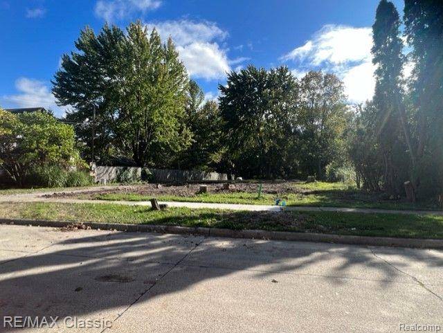 Sterling Heights, MI 48310,5018 NORTHLAWN DR