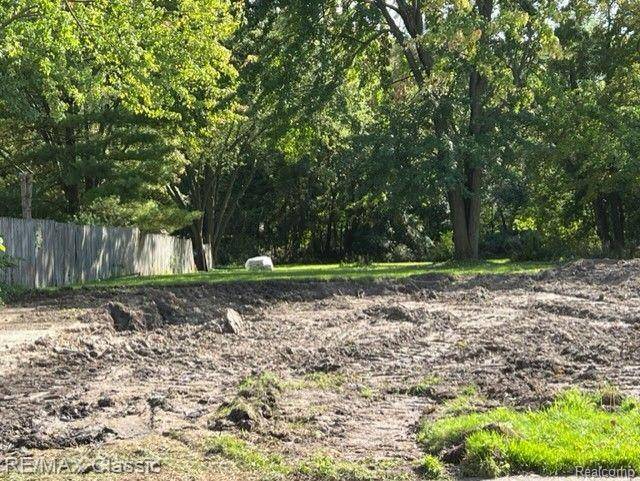 Sterling Heights, MI 48310,5018 NORTHLAWN DR