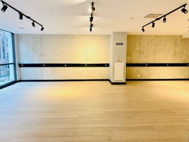 Toronto C01, ON M5V 2L9,39 Brant ST #304