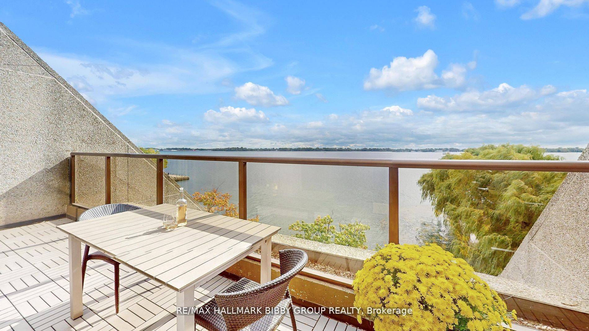 Toronto C01, ON M5J 2H2,99 Harbour SQ #613