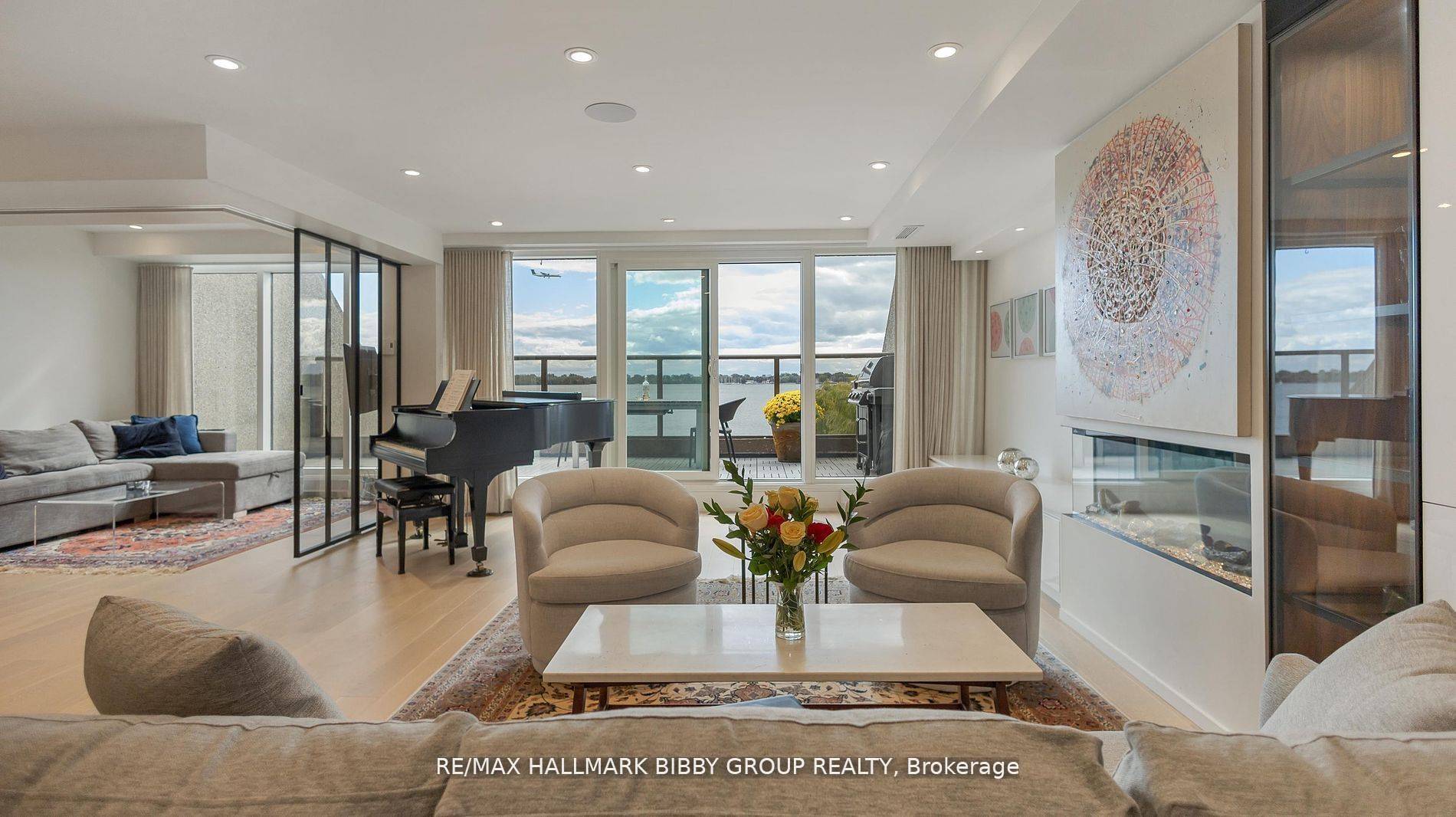 Toronto C01, ON M5J 2H2,99 Harbour SQ #613