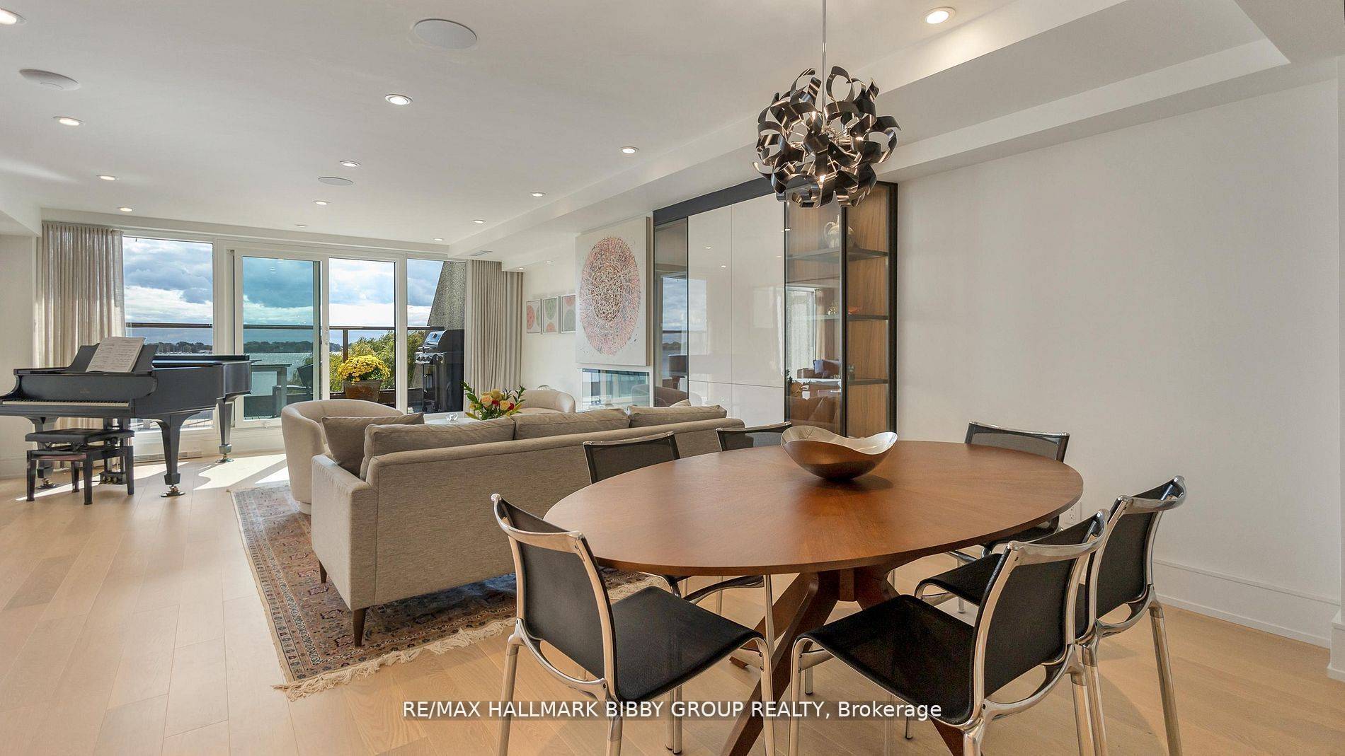 Toronto C01, ON M5J 2H2,99 Harbour SQ #613