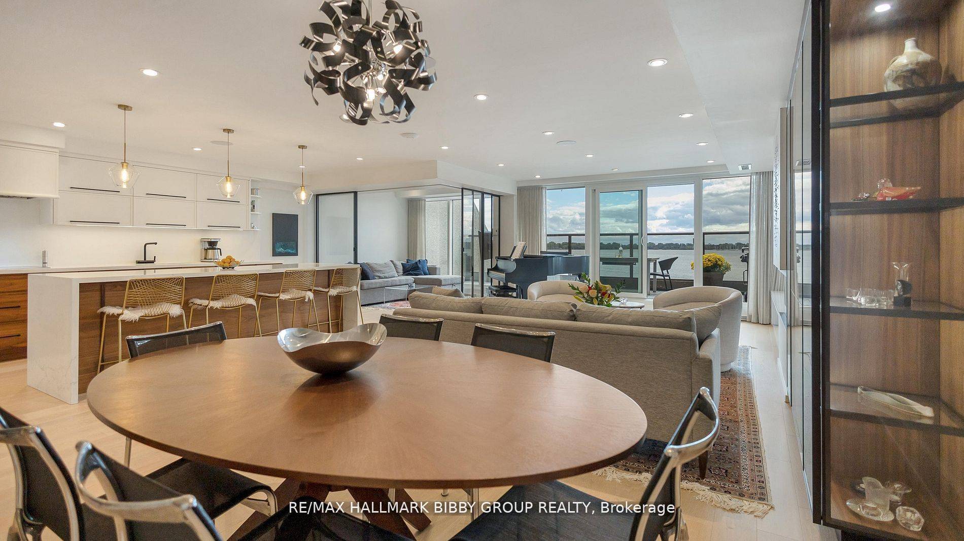 Toronto C01, ON M5J 2H2,99 Harbour SQ #613