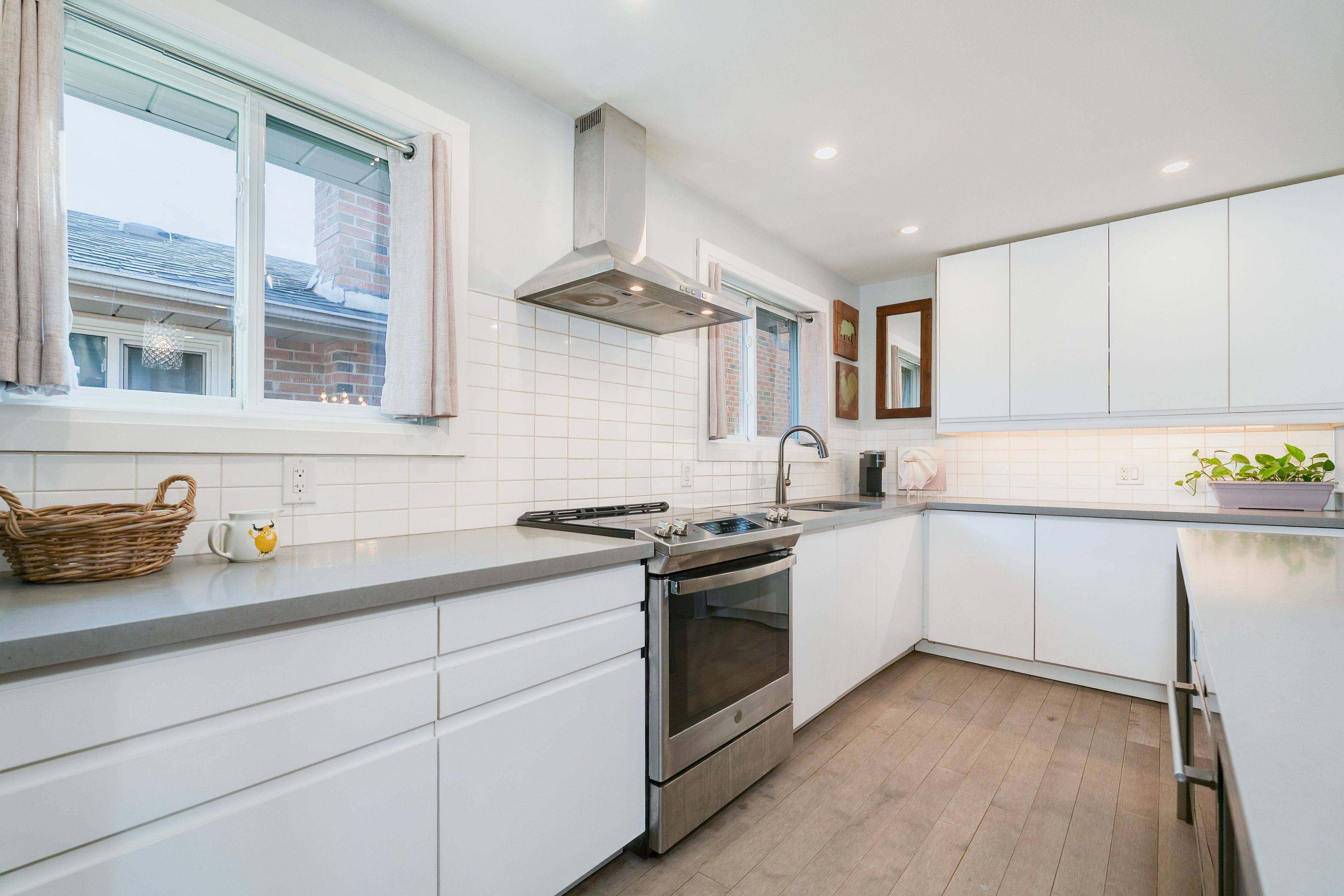 Toronto E10, ON M1E 4A7,36 Megan AVE