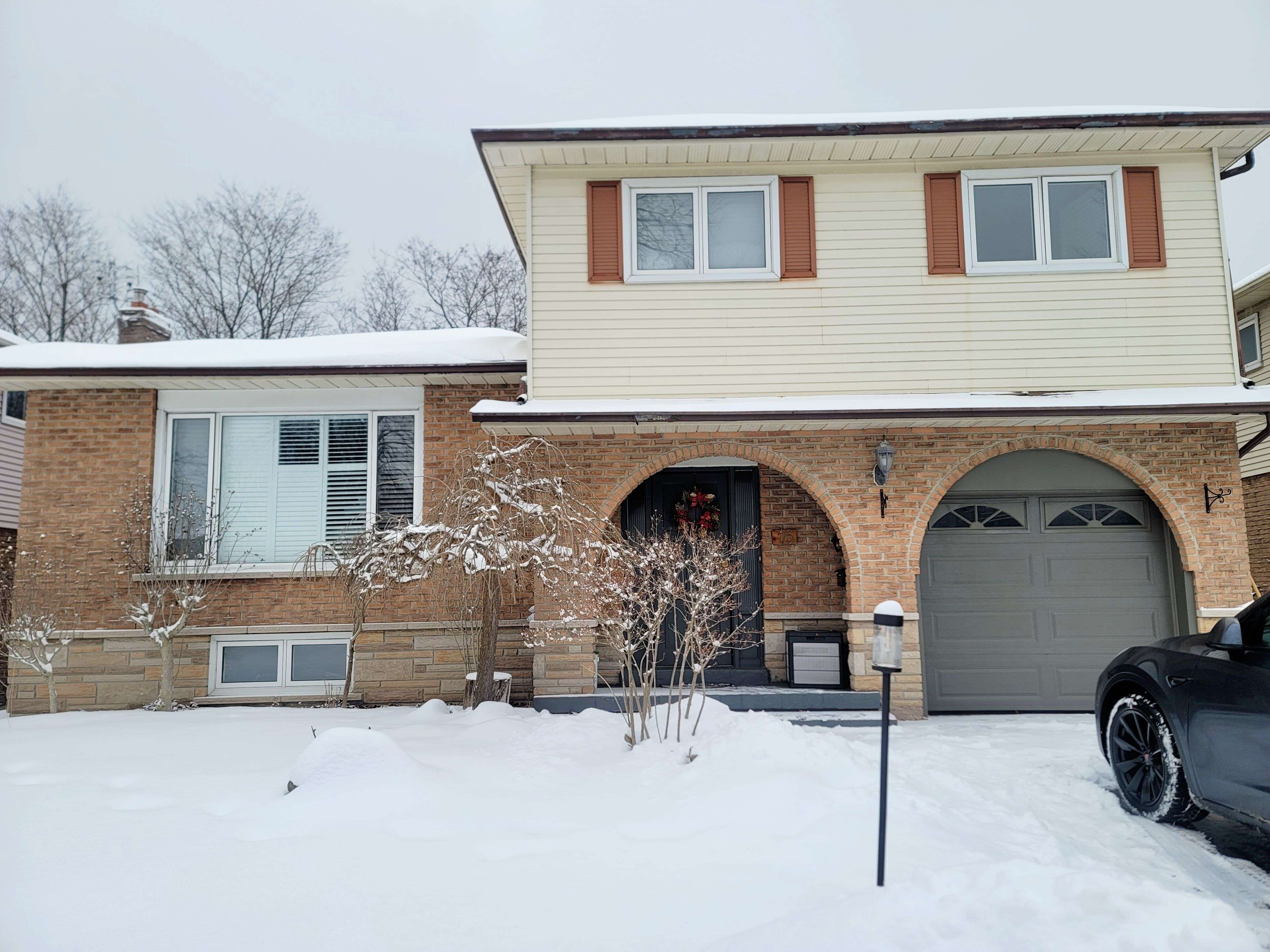 Whitby, ON L1N 6T4,16 Mansfield CRES