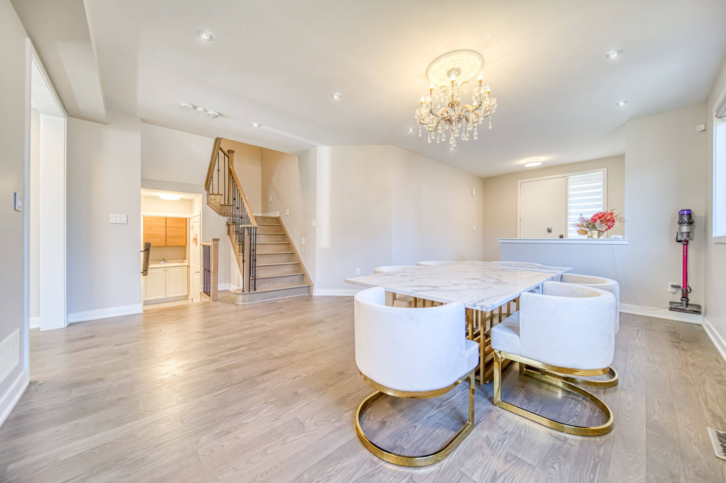 Aurora, ON L4G 7B7,7 Proud CT