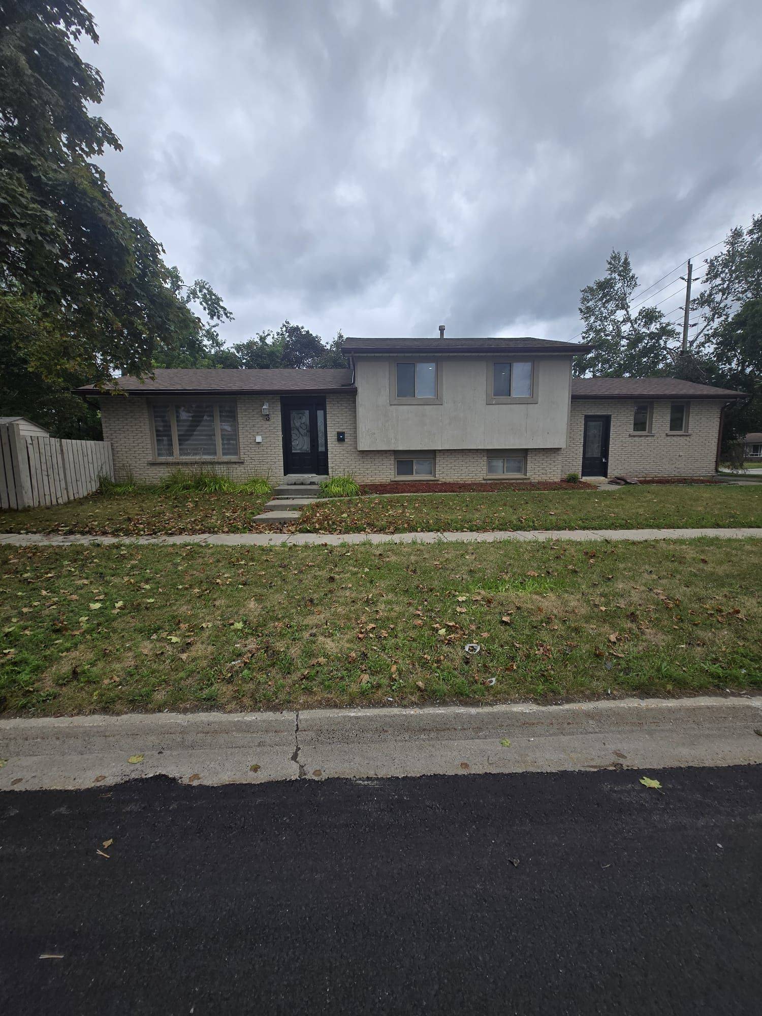 Barrie, ON L4M 5J3,3 Sylvia ST