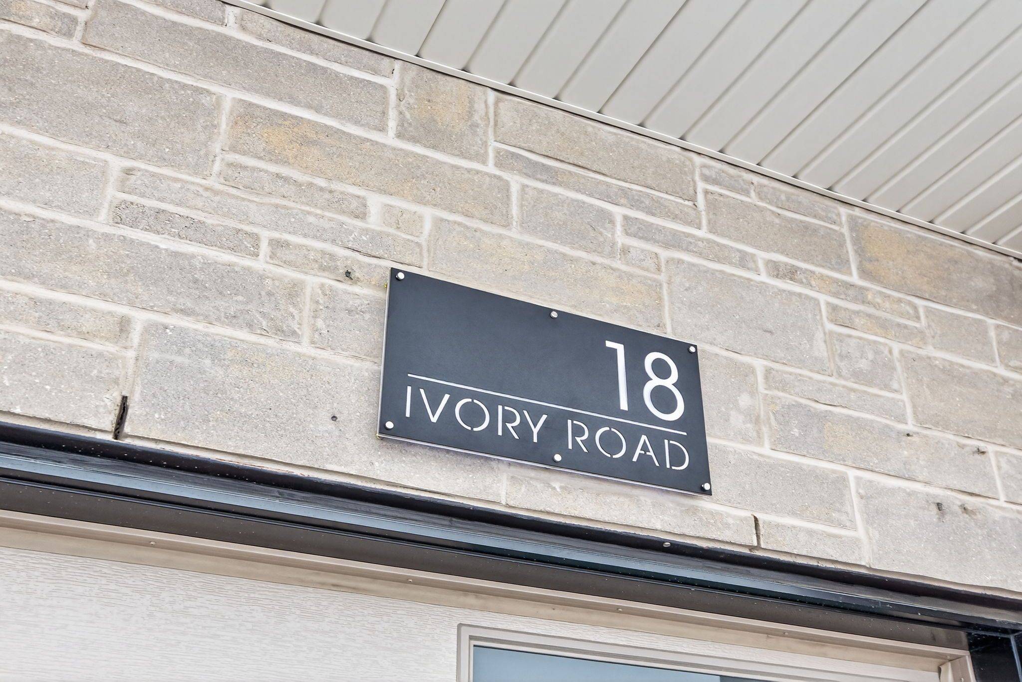 Barrie, ON L9J 1B6,18 Ivory RD