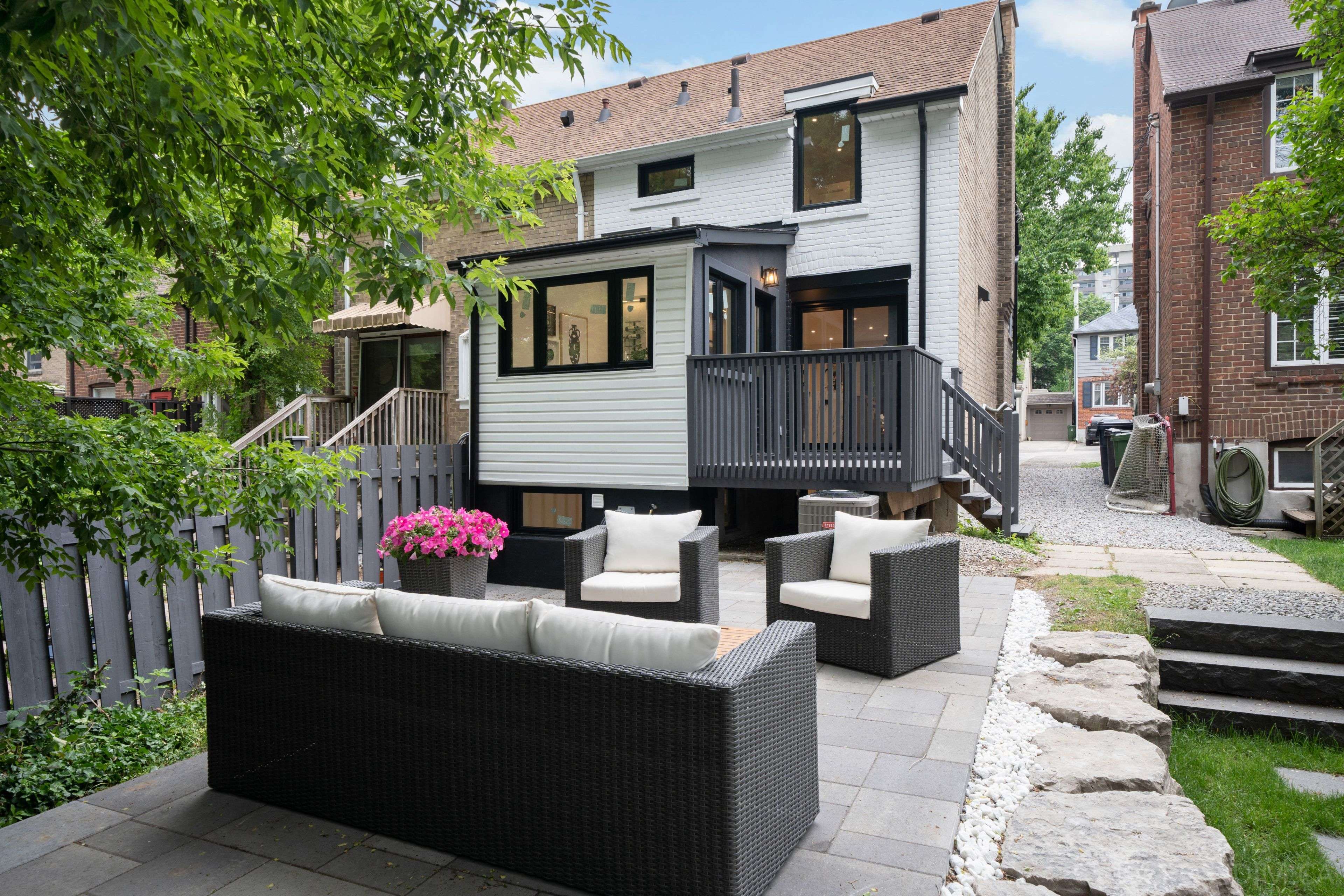 Toronto C10, ON M4P 1T1,12 Fairfield RD