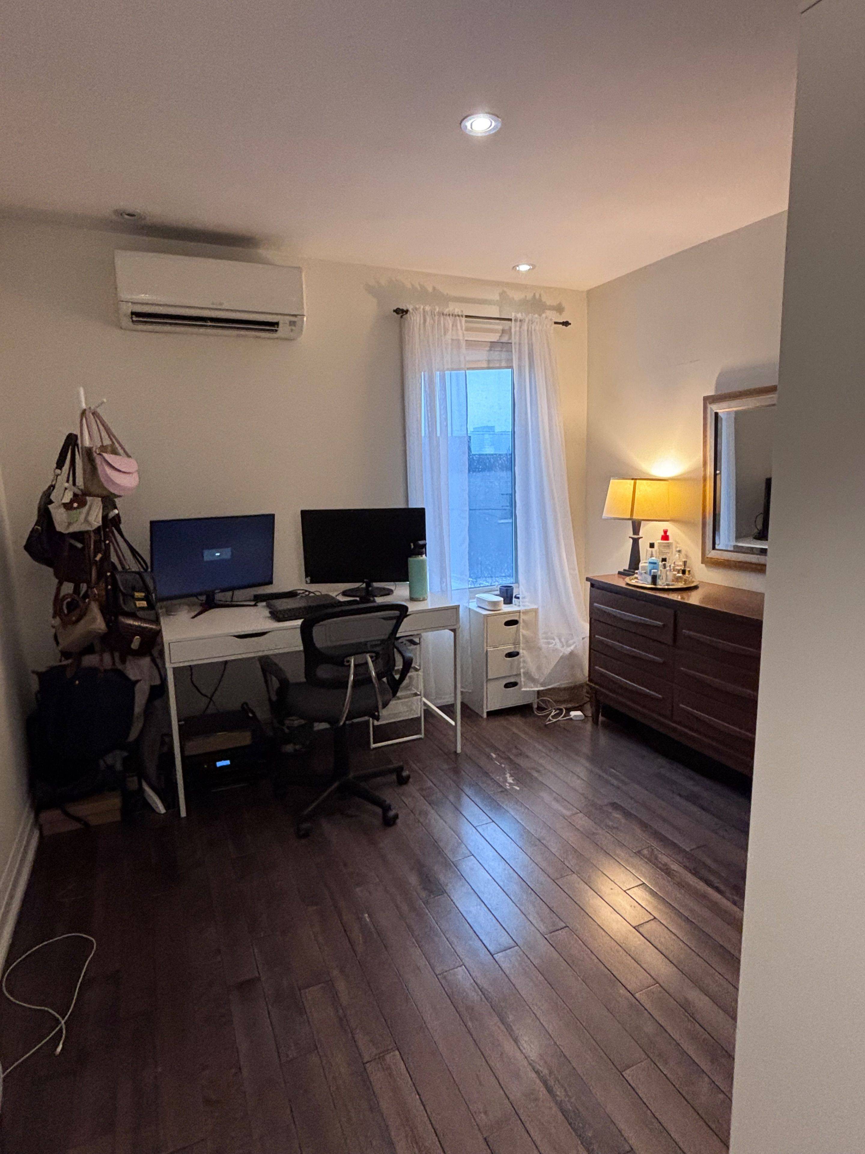 Toronto C01, ON M6J 1S5,3 Rolyat ST #Upper