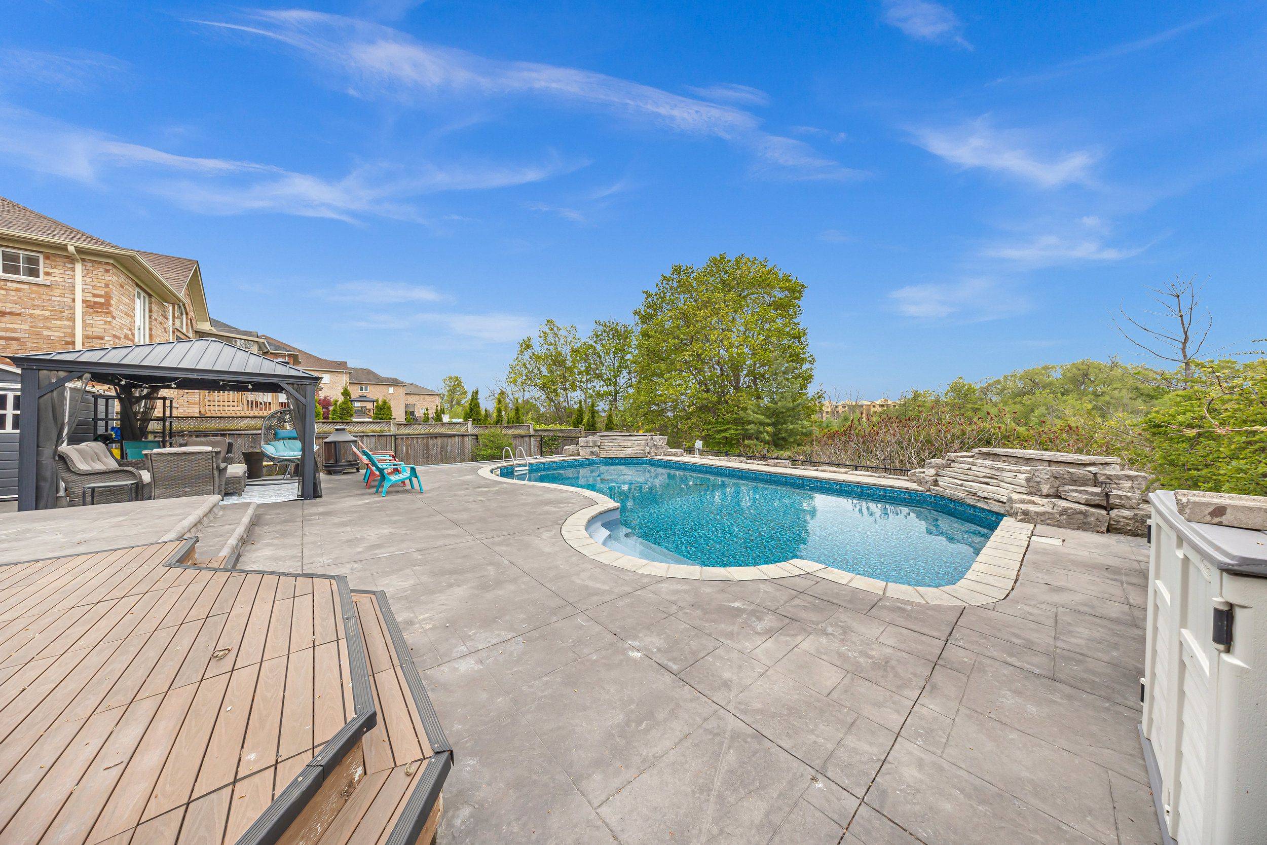 Whitby, ON L1P 0A5,8 St Philip CT