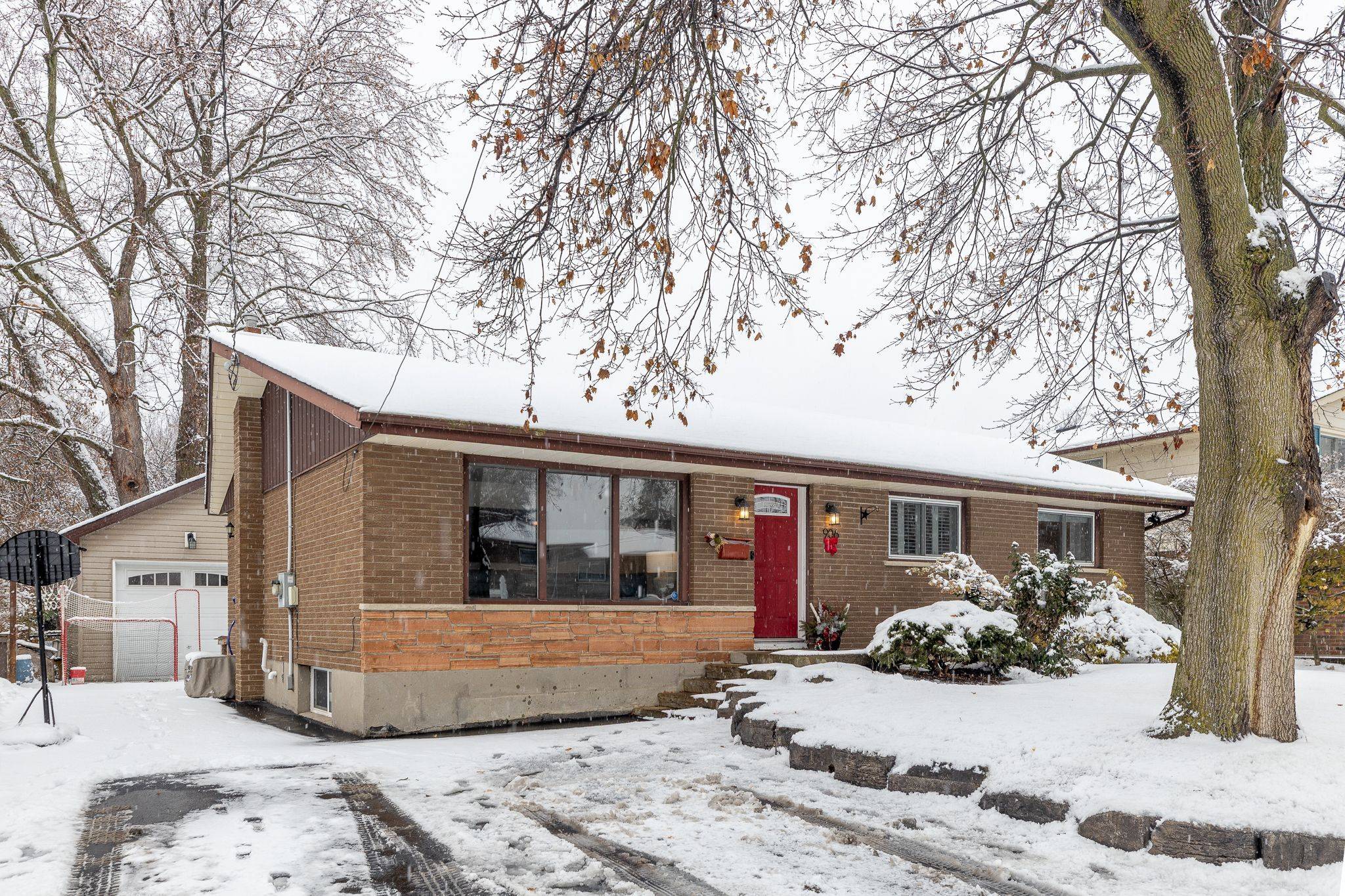 Whitby, ON L1N 1T2,906 Dunlop ST E