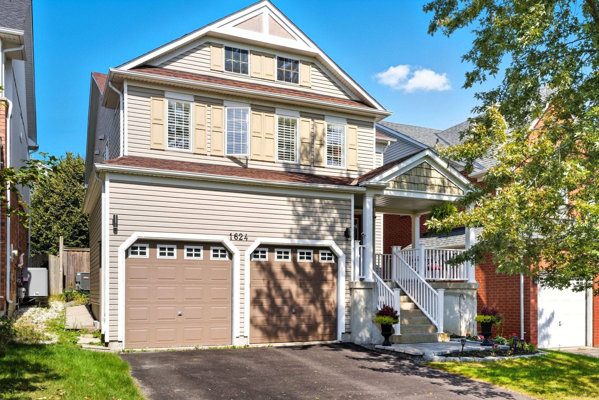 Oshawa, ON L1K 0H3,1624 Docking CT