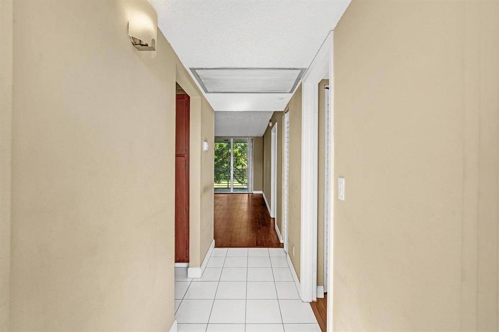 Davie, FL 33324,9235 Lagoon Pl #308