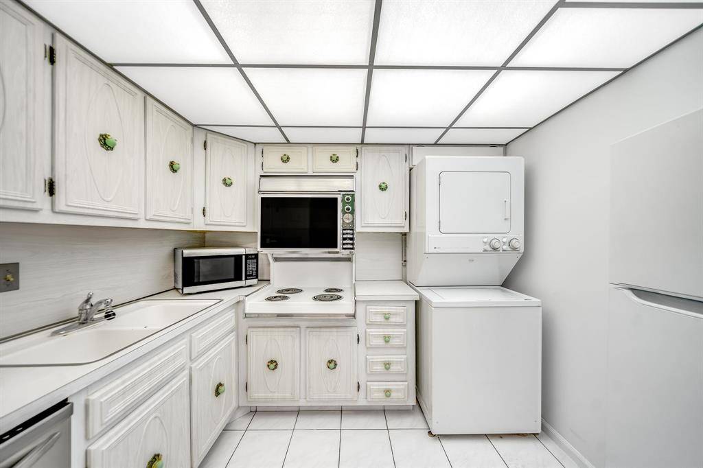 Pompano Beach, FL 33060,150 Cypress Club Dr #528