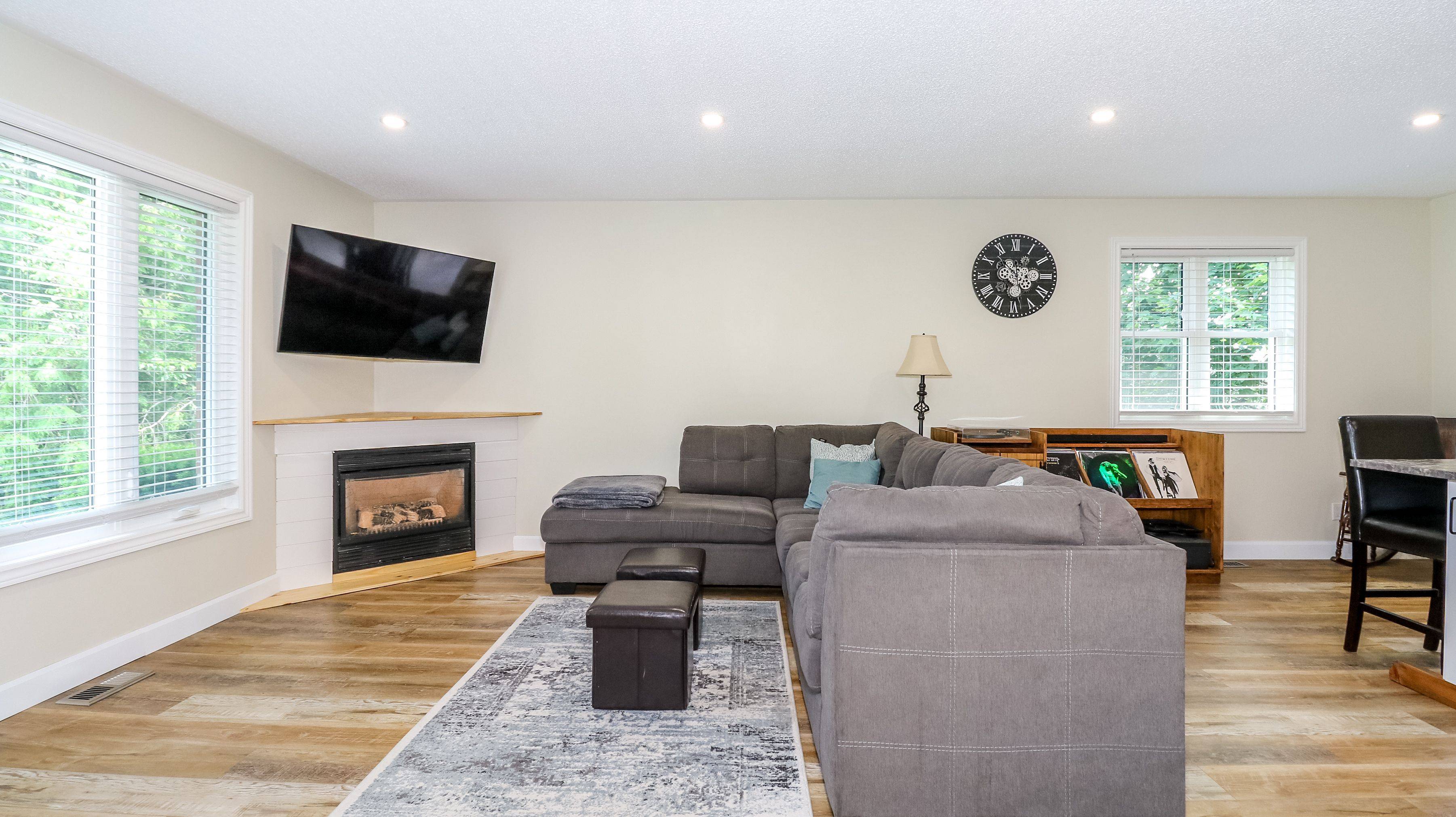 Orillia, ON L3V 7G6,1 Mariposa DR