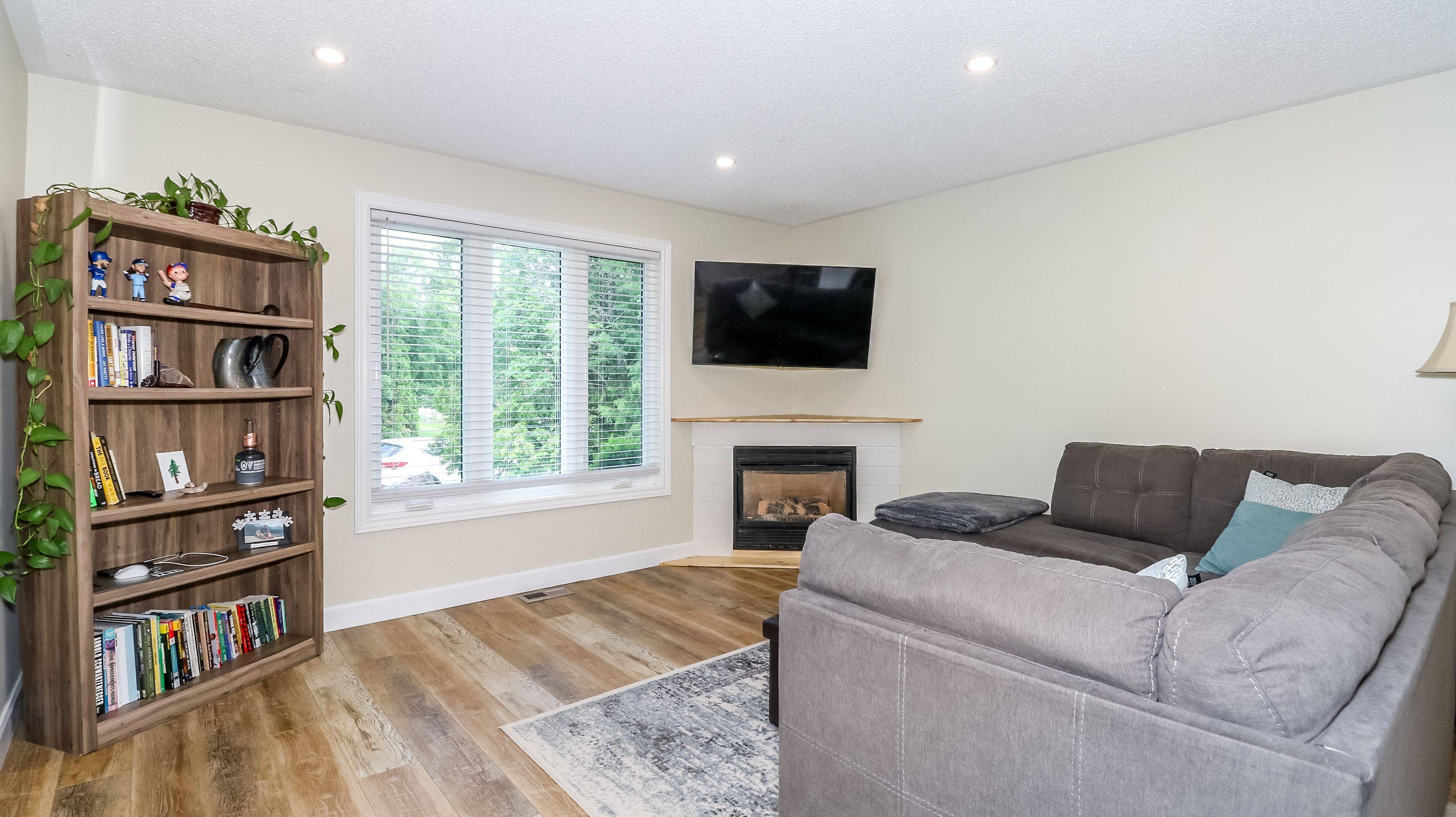 Orillia, ON L3V 7G6,1 Mariposa DR