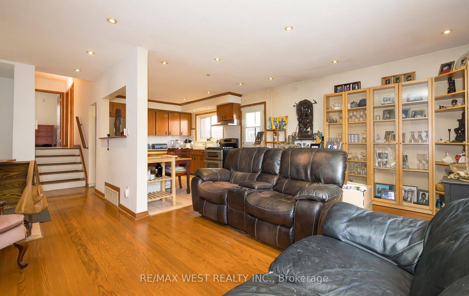 Toronto W10, ON M9N 4E4,6 Lagos RD