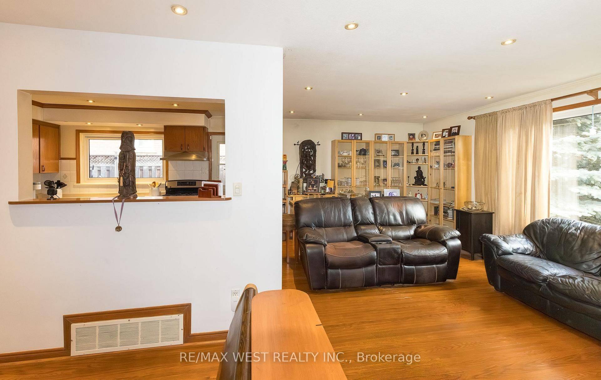 Toronto W10, ON M9N 4E4,6 Lagos RD