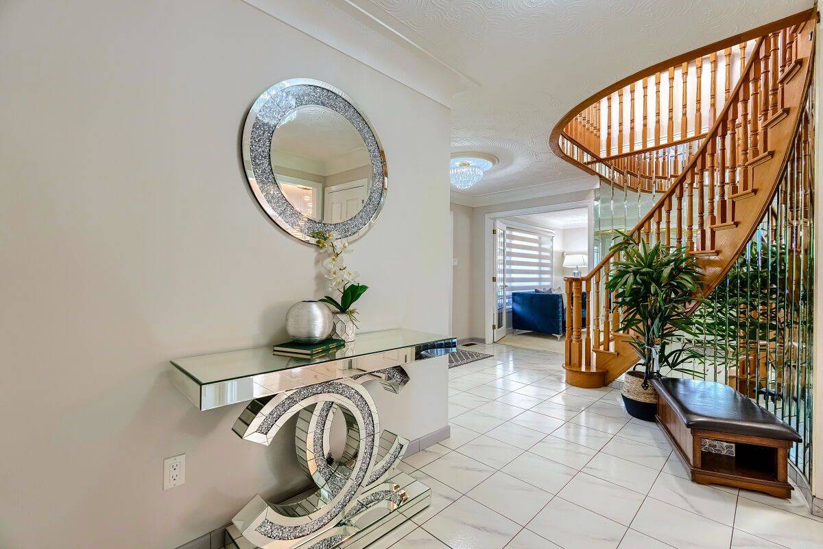 Hamilton, ON L8E 4T3,16 Vogue CT