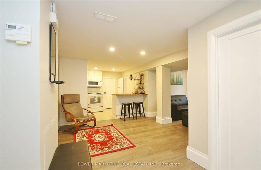 Manor Park - Cardinal Glen And Area, ON K1K 0S9,835 MONTREAL RD #A