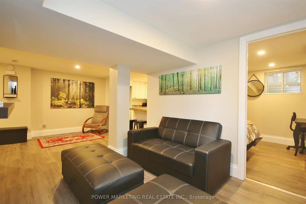 Manor Park - Cardinal Glen And Area, ON K1K 0S9,835 MONTREAL RD #A