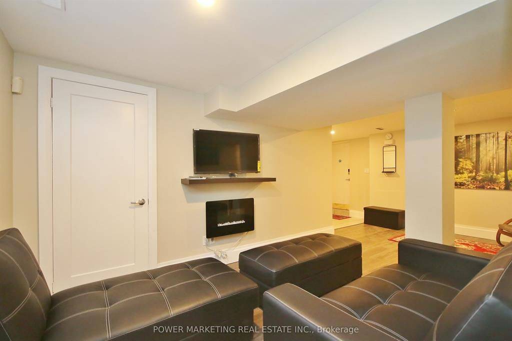 Manor Park - Cardinal Glen And Area, ON K1K 0S9,835 MONTREAL RD #A