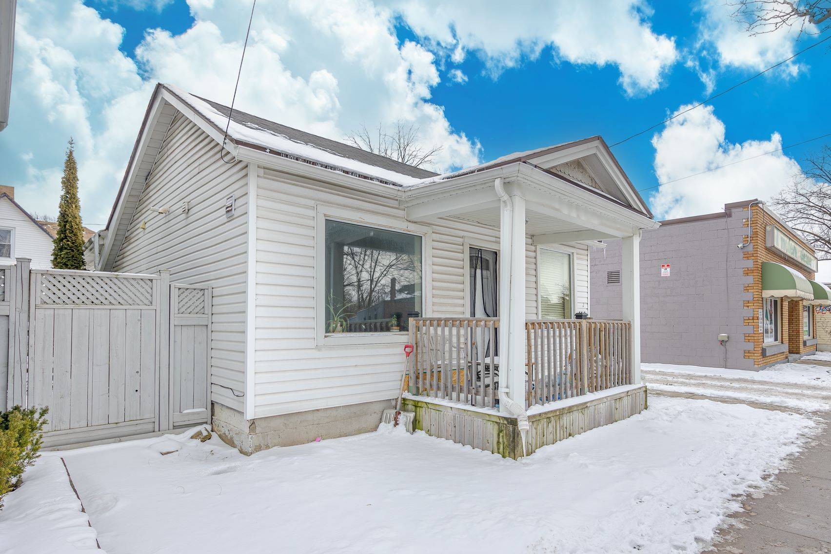 St. Catharines, ON L2R 5X8,114 Lake ST